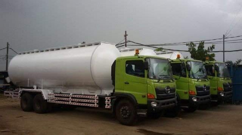 HINO RANGER FL 260 JW, FL 260 JW ABS, FL 280 JW 6x2, FM 280 JW 6x4 Tronton Long Chasis panjang 9.75 meter model TANKI HIGH BLOW, TANKI PERTAMINA, TANKI SAWIT, TANKI KIMIA, lebih lanjut silahkan hubungi Herman 0812-8322-6966