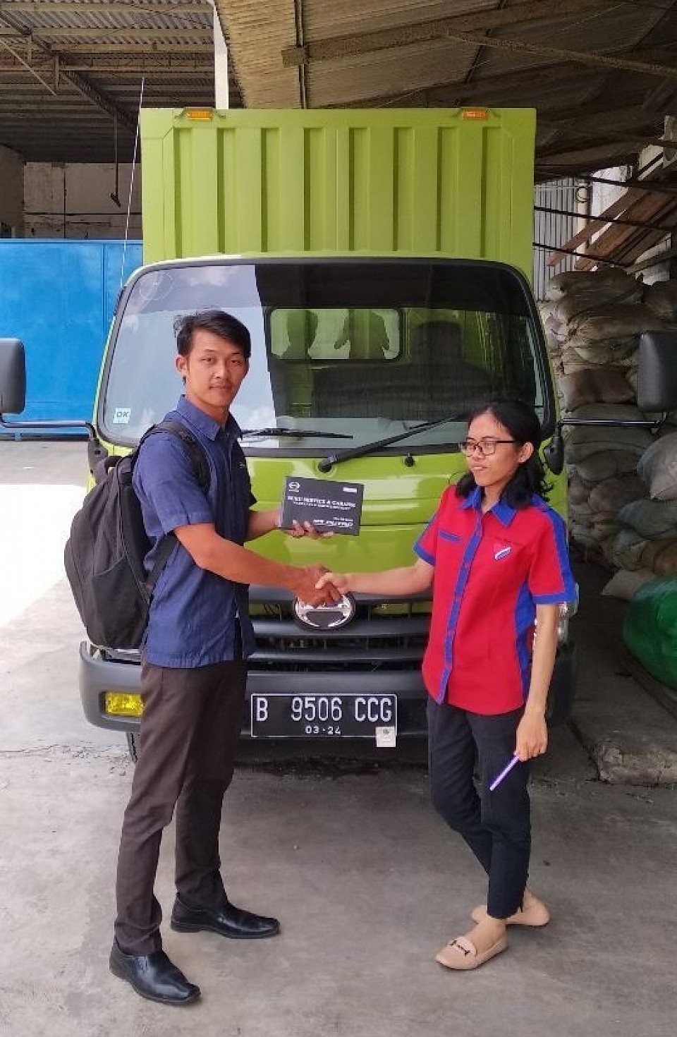 Penyerahan unit HINO DUTRO, pemesanan silahkan hubungi Herman 0812-8322-6966