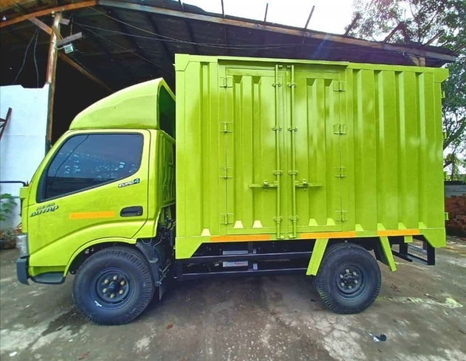 HINO DUTRO 115 SD PS Box Besi Kapasitas muatan ±2.5 s/d 3.5 Ton, cocok untuk muatan Consumer Food, Lintas dalam Kota & di jalan sempit maupun Pedesaan, bisa dibuat model BAK, LOSBAK, BOX & WINGBOX, silahkan hubungi Herman 0812-8322-6966