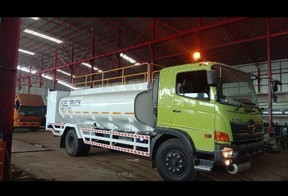 HINO RANGER FG 260 JJ, FG 260 JK, FG 260 JK Rem ABS, FG 260 JL 4x2 Engkel, Tanki kapasitas 8.000 liter, bisa dibuat model BAK, BOX, WINGBOX, LOSBAK, DUMP, CRANE, TANKI SAWIT, TANKI KIMIA, lebih lanjut silahkan hubungi Herman 0812-8322-6966